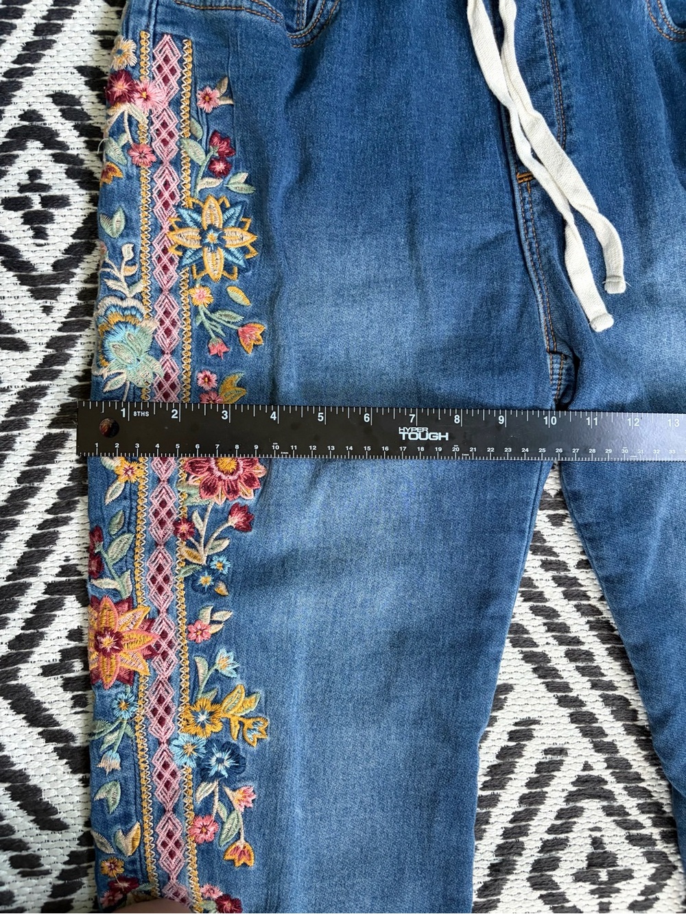 Driftwood Floral Embroidered Denim Joggers Jeans Women Sz S Free People EUC - Picture 12 of 13